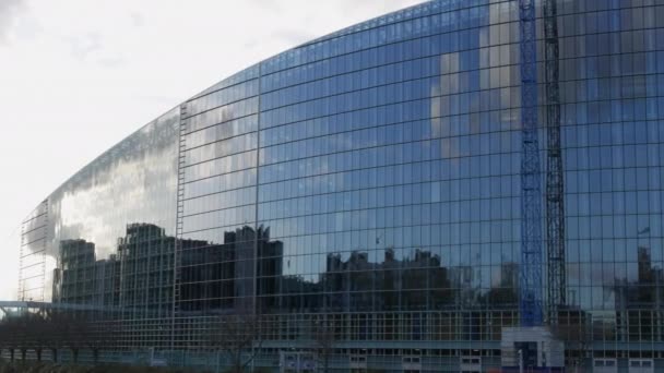 7 december 2021 - Straatsburg, Frankrijk: Het enorme glazen gebouw van het Europees Parlement — Stockvideo