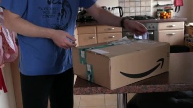 9 Aralık 2021 'de Kehl, Almanya' da bir adam büyük bir paket mal teslim etti. Amazon çevrimiçi mağazasından bir kutu