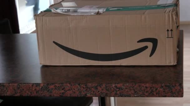 9 december 2021 - Kehl, Tyskland: Stort paket med levererade varor. Box från Amazonas webbutik — Stockvideo