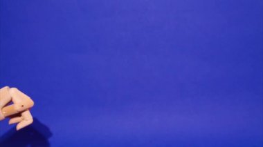 Ahşap eller mavi arka planda kırmızı hediye kutularının yanında. Noel süslemeleriyle süslenmiş ahşap dekoru geyikleri hareketli animasyonları durdurun.