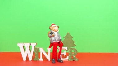 Kağıt durdurma hareketi animasyonu. Komik kağıt köpek Noel ağacına havlıyor ve sosis süslemelerine dönüşüyor. Kağıt Parti Dekorasyonları ve Karton Hediye Kutuları. Kağıt sanatı ve zanaat