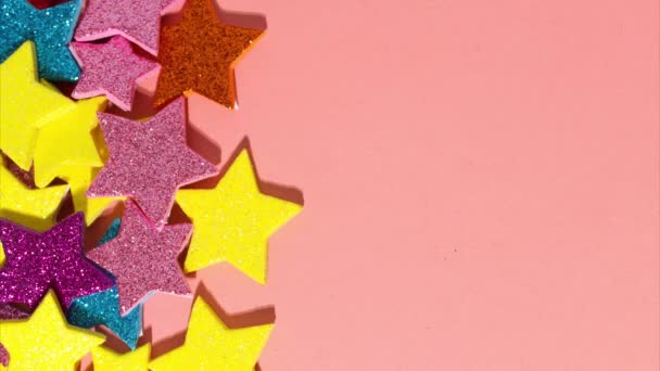 Detener la animación en movimiento de las letras de madera con la palabra partido sumar. Estrellas multicolores festivas sobre un fondo de coral suave — Vídeo de stock