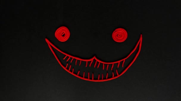 Drôle plasticine stop motion animation, images de coeurs de plasticine rouge, muselières de chat sont transformés en un dessin animé sur un fond noir — Video