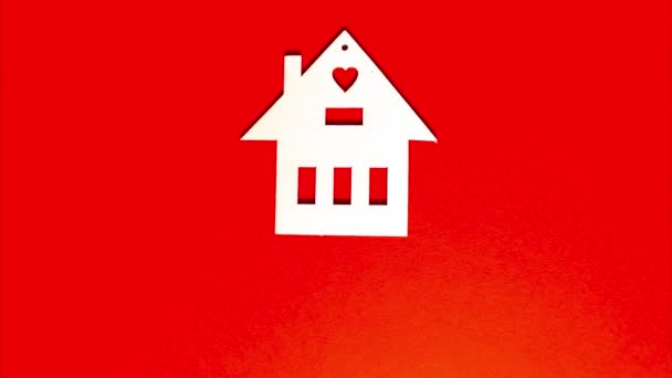 動くなよ。木造住宅と赤い背景に単語の家を折る手紙 — ストック動画