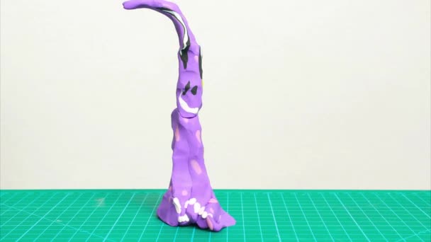 Трансформация смешного фиолетового дракона из пластилина, остановка анимации движения, глинобитное движение — стоковое видео