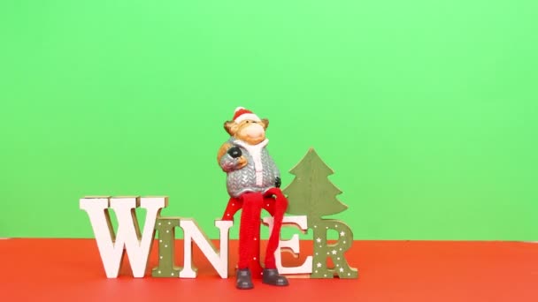 Animation en papier stop motion. Le chien en papier drôle aboie au sapin de Noël et il se transforme en décorations de saucisses. Décorations de fête en papier et boîtes-cadeaux en carton. Art et artisanat du papier — Video