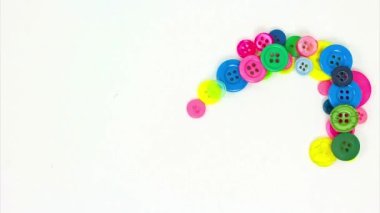 Birçok çok renkli düğme, stop motion animasyon tekniğinde sonsuzluk işareti şeklinde beyaz arka planda komik ve hızlı çalışır. Çizgi film