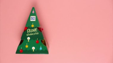 Kehl, Almanya - 4 Aralık 2021: Lezzetli çikolatalı stop motion animasyonu aniden ortaya çıkar ve çerçevede hareket eder. Çikolatalı çizgi film.