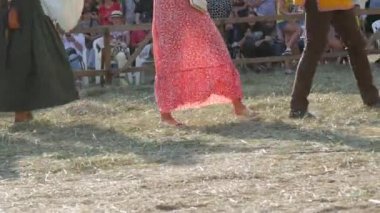 Trostyanetler, Ukrayna - 21 Ağustos 2021: Ortaçağ dansları. İnsanlar modern kostümlerin yanında ortaçağ kıyafetleriyle büyük bir daire şeklinde dans ediyorlar.