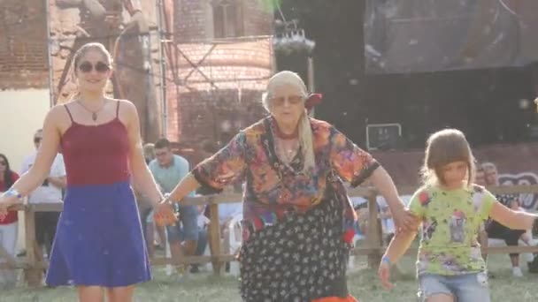 Trostyanets, Ucraina - 21 agosto 2021: Danze medievali. La gente balla in un grande cerchio in bei vestiti medievali accanto ai costumi moderni — Video Stock