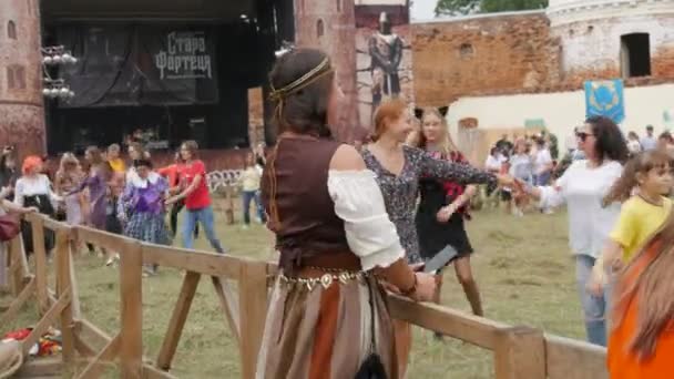 Trostyanetler, Ukrayna - 21 Ağustos 2021: Ortaçağ dansları. İnsanlar ortaçağ kıyafetleri içinde modern kostümlerin yanında dans ediyorlar. — Stok video