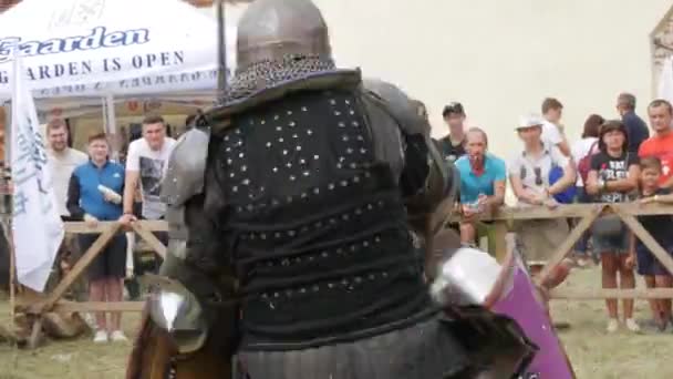 Trostyanets, Ukraine - 21 août 2021 : Les spectateurs regardent avec intérêt la reproduction de la bataille médiévale. Les gens vêtus d'armures de chevalier et de casques et boucliers métalliques se battent avec de l'acier froid — Video