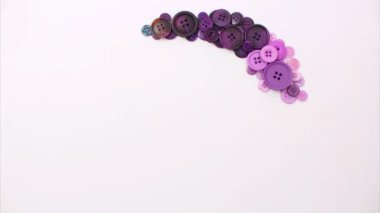 Birçok çok renkli düğme, stop motion animasyon tekniğinde beyaz arka planda yuvarlak işaret şeklinde komik ve hızlı çalışır. Çizgi film