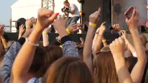 11 de septiembre de 2021 - Dnipro, Ucrania: una multitud de fans bailando, aplaudiendo y levantando las manos. Concierto al aire libre — Vídeo de stock