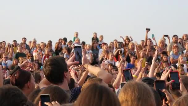 11 september 2021 - Dnipro, Oekraïne: Populaire zangeres treedt op voor een menigte fans die dansen, klappen en hun handen opsteken. Openluchtconcert — Stockvideo