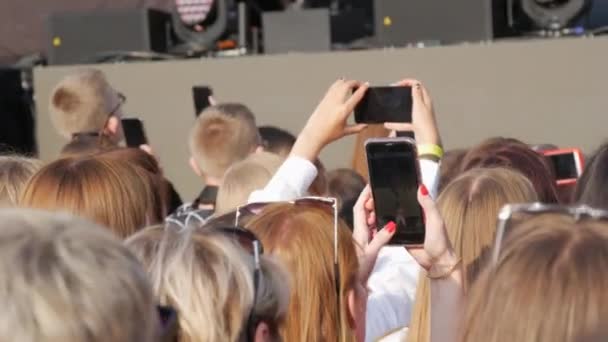 11 de septiembre de 2021 - Dnipro, Ucrania: Cantante popular actúa frente a una multitud de fans bailando, aplaudiendo y levantando las manos. Concierto al aire libre — Vídeos de Stock