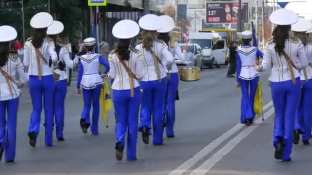 11 de septiembre de 2021 - Dnipro, Ucrania: Un grupo de bateristas bellamente vestidas caminan por la calle con un desfile festivo para el día de la ciudad — Vídeos de Stock