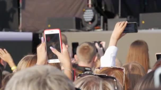 Szeptember 11, 2021 - Dnipro, Ukrajna: A közönség a rajongók a koncerten tartanak okostelefonok a kezükben. A koncert színpad előtt rajongók várják a művész előadását.. — Stock videók