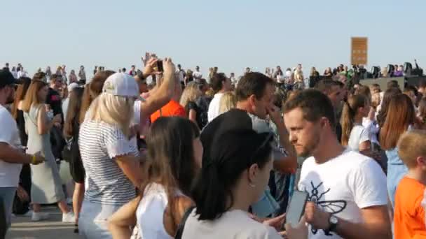 11 septembre 2021 - Dnipro, Ukraine : une foule de fans danse, applaudit et lève la main. Concert en plein air — Video