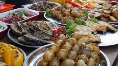 Bolca sosis, ızgara sebze, kırmızı biber, kabak, patlıcan, patates. Sokak yemeği festivali, yağlı yemek, fast food