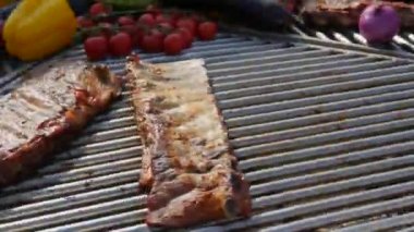 Kızarmış domuz kaburgalarının yanında sebzeler, domatesler, paprikalar, soğanlar, patlıcan, kabak ve bitkiler kızartılır. Sokak Yemekleri Festivali. Kızarmış, kömür ızgarasında sağlıksız yemek.