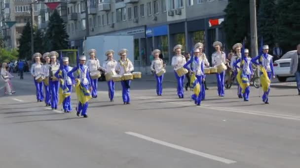 11 września 2021 - Dnipro, Ukraina: Grupa pięknie ubranych perkusistek spaceruje ulicą z uroczystą paradą na dzień miasta — Wideo stockowe