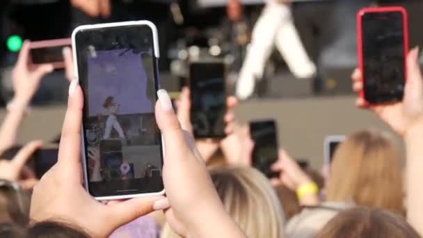 2021年9月11日-ウクライナ・ドニプロ:コンサートのファンがスマートフォンを手にしている。コンサートステージ前のファンはアーティストのパフォーマンスを待っています. — ストック動画