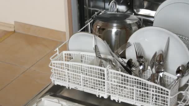 Bersihkan, baru dicuci piring di mesin cuci piring. Pelat, pot, sendok, garpu, gelas dan cangkir sangat bersih — Stok Video