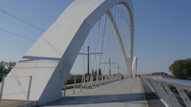 Kehl, Almanya - 10 Ekim 2021: Almanya 'dan Fransa' ya veya Kehl 'den Strasturg' a yeni modern beyaz tramvay ve yaya köprüsü