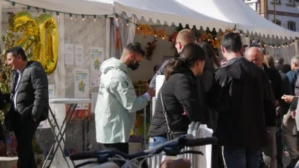 10 de outubro de 2021 Estrasburgo, França: Entrada na feira com e-passaportes especiais de vacinação verde. Guarda de segurança na entrada em frente às verificações da área vedada para vacinas covid-19 — Vídeo de Stock