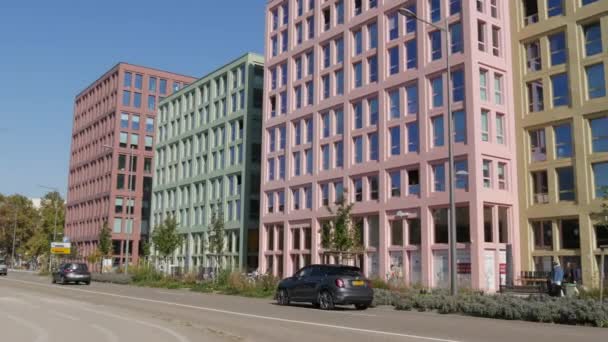 10 říjen 2021 - Štrasburk, Francie: Krásné módní fasádní vícebarevné mrakodrapy v jedné ze čtvrtí Štrasburku. Moderní architektura — Stock video