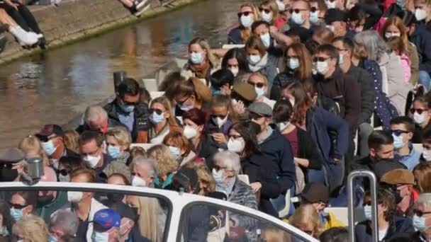 2021. október 10. - Strasbourg, Franciaország: Turistahajó az Ile folyón, sok turista a fedélzeten, akik védőorvosi maszkot viselnek a covid-19 ellen. A hajó kiköt a partra. — Stock videók