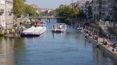 10 Ekim 2021 - Strasbourg, Fransa: İnsanlar IIl Nehri seti boyunca dinleniyor