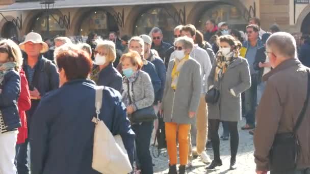 10 octobre 2021 - Strasbourg, France : Une foule de personnes d'âges différents, jeunes et vieux, portant des masques médicaux de protection font la queue. Distance vs COVID-19 — Video