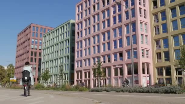 10 de outubro de 2021 Estrasburgo, França: belos arranha-céus multicoloridos de fachada na moda em um dos bairros de Estrasburgo. Arquitetura moderna — Vídeo de Stock