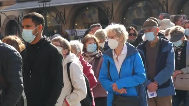 2021年10月10日- -法国斯特拉斯堡：一群不同年龄、戴防护口罩的年轻人排队。距离对COVID-19 — 图库视频影像