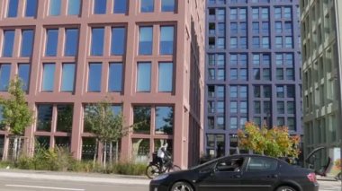 10 Ekim 2021 - Strasbourg, Fransa: Strasbourg 'un bir çeyreğindeki çok renkli gökdelenler. Modern mimari