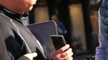 10 Ekim 2021 - Strasbourg, Fransa: Özel e-yeşil aşı e-pasaportlarıyla fuara giriş. Çitlerin önündeki girişteki güvenlik görevlisi covid-19 aşılarını kontrol ediyor.