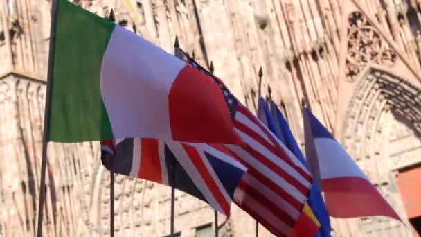 Une rangée de drapeaux européens et américains de l'Italie, la France, l'Espagne, l'Union européenne dans le contexte de la cathédrale de Strasbourg en France — Video