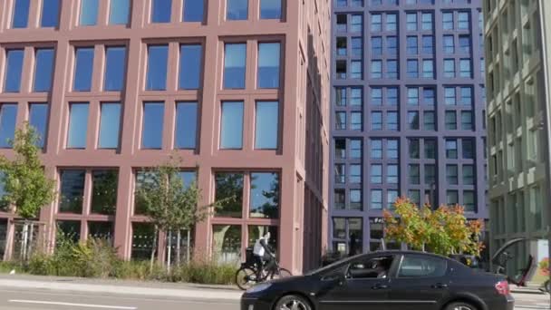10 říjen 2021 - Štrasburk, Francie: Krásné módní fasádní vícebarevné mrakodrapy v jedné ze čtvrtí Štrasburku. Moderní architektura — Stock video
