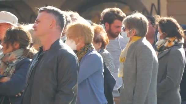 10 octobre 2021 - Strasbourg, France : Une foule de personnes d'âges différents, jeunes et vieux, portant des masques médicaux de protection font la queue. Distance vs COVID-19 — Video