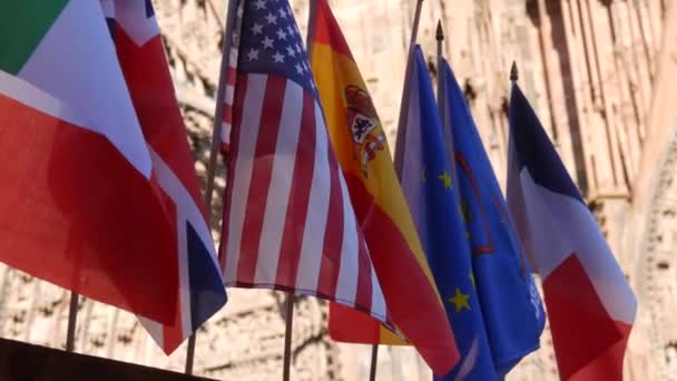 Une rangée de drapeaux européens et américains de l'Italie, la France, l'Espagne, l'Union européenne dans le contexte de la cathédrale de Strasbourg en France — Video