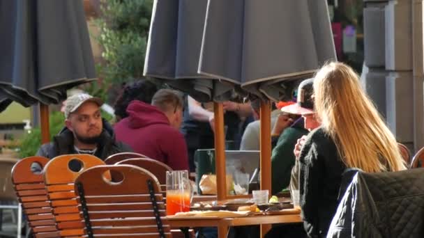 10 octubre 2021 - Estrasburgo, Francia: La gente se sienta en la cafetería en la plaza central de la ciudad sin máscaras médicas protectoras contra el covidio-19. Admisión con pasaportes de vacunación después del brote de coronavirus — Vídeos de Stock