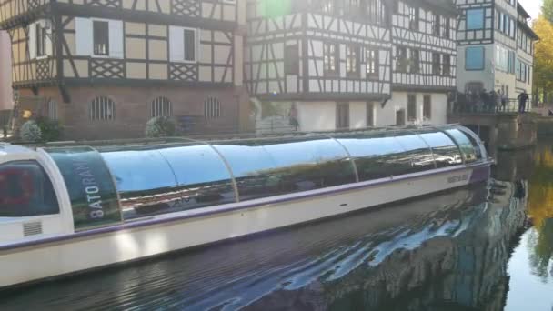 10 ottobre 2021 Strasburgo, Francia: Una barca d'acqua turistica sul fiume Ile con molti turisti a bordo che indossano maschere mediche protettive contro covid-19. La barca attracca verso la riva — Video Stock