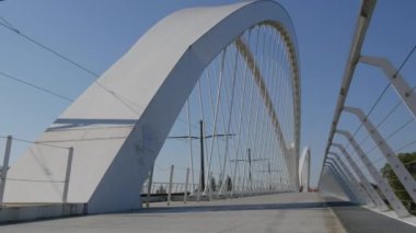 Kehl, Almanya - 10 Ekim 2021: Almanya 'dan Fransa' ya veya Kehl 'den Strasturg' a yeni modern beyaz tramvay ve yaya köprüsü