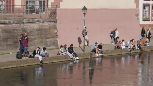10 Ekim 2021 - Strasbourg, Fransa: İnsanlar IIl Nehri seti boyunca dinleniyor — Stok video