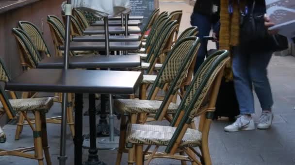 10 octubre 2021 - Estrasburgo, Francia: mesas de café vacías abandonadas por las que pasan los transeúntes — Vídeos de Stock