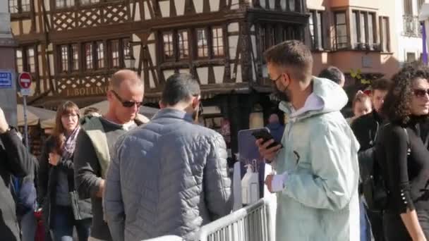 10 octubre 2021 - Estrasburgo, Francia: Entrada a la feria con pasaportes electrónicos especiales de vacunación e-green. Guardia de seguridad en la entrada frente a la zona vallada comprueba si hay vacunas covid-19 — Vídeo de stock