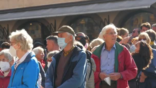 10 říjen 2021 - Štrasburk, Francie: Dav lidí různého věku, od mladých po staré, v ochranných lékařských maskách, stojí v řadě. Vzdálenost vs COVID-19 — Stock video