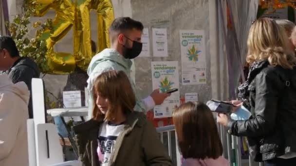 2021年10月10日- -法国斯特拉斯堡：以特殊的电子绿色疫苗电子护照参加交易会。围栏区检查前入口处的警卫，检查covid-19疫苗接种情况 — 图库视频影像